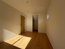 【神奈川県/秦野市今泉】秦野今泉新築戸建【1号棟】 洋室：約6.7帖
ウォークインクローゼット付き