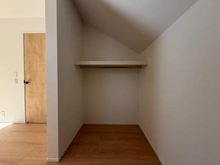 【神奈川県/秦野市今泉】秦野今泉新築戸建【1号棟】 洋室：約6.7帖
ウォークインクローゼット付き