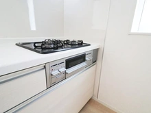 【神奈川県/平塚市河内】平塚市河内　新築戸建1号棟 キッチン：三口コンロ