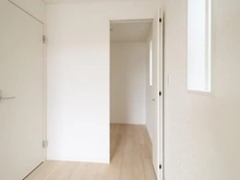 【神奈川県/平塚市河内】平塚市河内　新築戸建1号棟 洋室：約7.0帖
約2.0帖のウォークインクローゼット付き