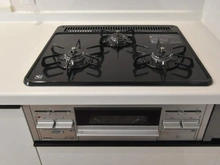 【東京都/稲城市大丸】稲城市大丸新築戸建【2号棟】 キッチン：三口コンロ