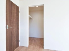 【東京都/稲城市大丸】稲城市大丸新築戸建【2号棟】 洋室：約7.0帖
ウォークインクローゼット付き