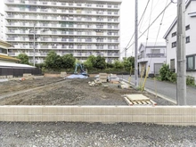 【東京都/稲城市大丸】稲城市大丸新築戸建【3号棟】 現地（建築前）：全3棟／写真中央