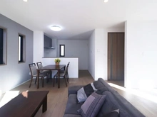 【東京都/稲城市平尾】稲城市平尾2丁目　2号棟 LDK：約17.0帖
※家具・調度品は販売価格に含まれておりません