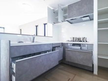 【東京都/稲城市平尾】稲城市平尾2丁目　2号棟 キッチン：L字キッチン