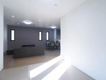 【東京都/稲城市平尾】稲城市平尾2丁目　2号棟 リビング・ダイニング：畳コーナーから望むリビングダイニング