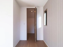 【東京都/稲城市平尾】稲城市平尾2丁目　2号棟 洋室：約9.0帖
ウォークインクローゼット付き