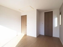 【東京都/稲城市平尾】稲城市平尾2丁目　2号棟 洋室：約9.0帖
ウォークインクローゼット付き