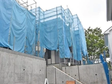 【東京都/稲城市平尾】稲城市平尾2丁目　3号棟 建築中の外観：全13棟
中央奥