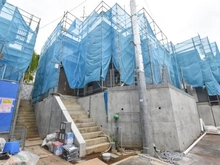 【東京都/稲城市平尾】稲城市平尾2丁目　4号棟 建築中の外観：全13棟
中央