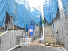 【東京都/稲城市平尾】稲城市平尾2丁目　5号棟 建築中の外観：全13棟
中央奥