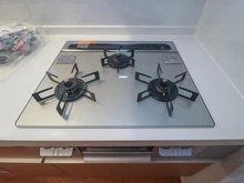 【東京都/稲城市平尾】稲城市平尾2丁目　5号棟 キッチン：三口コンロ