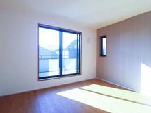 【東京都/稲城市平尾】稲城市平尾2丁目　5号棟 洋室：約9.5帖
ウォークインクローゼット付き