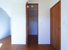 【東京都/稲城市平尾】稲城市平尾2丁目　5号棟 洋室：約9.5帖
ウォークインクローゼット付き