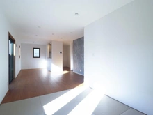 【東京都/稲城市平尾】稲城市平尾2丁目　5号棟 LDK：畳コーナーから望むLDK