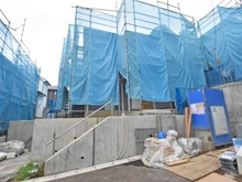 【東京都/稲城市平尾】稲城市平尾2丁目　6号棟 建築中の外観：全13棟
中央