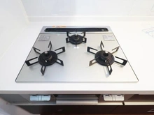 【東京都/稲城市平尾】稲城市平尾2丁目　8号棟 キッチン：三口コンロ