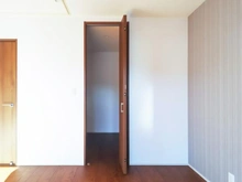 【東京都/稲城市平尾】稲城市平尾2丁目　8号棟 洋室：約8.0帖
ウォークインクローゼット付き