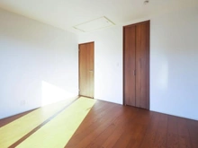 【東京都/稲城市平尾】稲城市平尾2丁目　8号棟 洋室：約8.0帖
ウォークインクローゼット付き