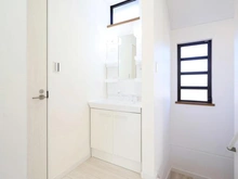 【東京都/多摩市連光寺】多摩市連光寺3丁目中古戸建 廊下：2階手洗い場