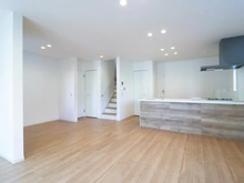 【神奈川県/川崎市麻生区片平】川崎市麻生区片平1丁目新築戸建 LDK：約22.2帖
床暖房付き