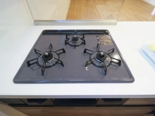 【神奈川県/川崎市麻生区片平】川崎市麻生区片平1丁目新築戸建 キッチン：三口コンロ