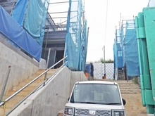 【神奈川県/川崎市麻生区片平】新築戸建FOREST TOWN片平 11号棟 建築中の外観：全13棟　左側