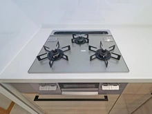 【神奈川県/川崎市麻生区片平】新築戸建FOREST TOWN片平 11号棟 キッチン：三口コンロ