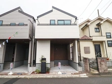 【東京都/多摩市和田】多摩市和田　新築戸建2号棟 外観：全２棟。写真中央の建物。