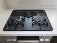 【東京都/国分寺市戸倉】国分寺市戸倉1丁目新築戸建3号棟 キッチン：三口コンロ