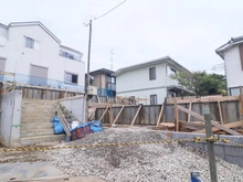 【神奈川県/川崎市多摩区南生田】川崎市多摩区南生田5丁目　新築戸建2号棟 建築中の外観：全3棟