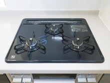 【東京都/府中市若松町】府中市若松町3丁目　新築戸建1号棟 キッチン：三口コンロ