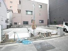 【神奈川県/川崎市幸区神明町】川崎市幸区神明町2丁目新築戸建2号棟 建築中の外観：全3棟
中央