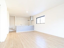 【東京都/稲城市東長沼】稲城市東長沼新築戸建 LDK：約19.8帖
床暖房付き