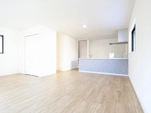 【東京都/稲城市東長沼】稲城市東長沼新築戸建 LDK：約19.8帖
床暖房付き