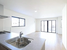 【東京都/稲城市東長沼】稲城市東長沼新築戸建 LDK：キッチンから望むリビングダイニング