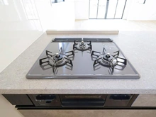 【東京都/稲城市東長沼】稲城市東長沼新築戸建 キッチン：三口コンロ