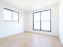 【東京都/稲城市東長沼】稲城市東長沼新築戸建 洋室：約8.1帖
ウォークインクローゼット付き