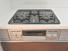 【東京都/八王子市元八王子町】八王子市元八王子町2丁目中古戸建 キッチン：三口コンロ