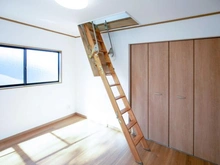 【神奈川県/川崎市麻生区細山】川崎市麻生区細山6丁目　中古戸建 洋室：小屋裏収納入口