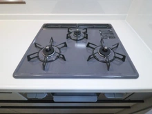 【神奈川県/相模原市南区東大沼】相模原市南区東大沼4丁目　新築戸建A号棟 キッチン：三口コンロ