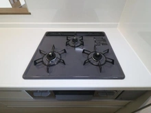 【神奈川県/相模原市南区東大沼】相模原市南区東大沼4丁目　新築戸建C号棟 キッチン：三口コンロ