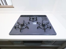 【神奈川県/相模原市南区東大沼】相模原市南区東大沼4丁目　新築戸建D号棟 キッチン：三口コンロ