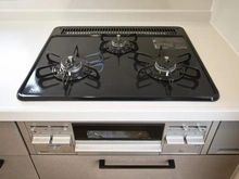 【神奈川県/川崎市多摩区栗谷】川崎市多摩区栗谷2丁目　中古戸建 キッチン：三口コンロ