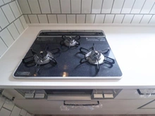 【神奈川県/川崎市多摩区生田】川崎市多摩区生田5丁目　中古戸建 キッチン：三口コンロ