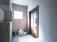 【神奈川県/川崎市多摩区生田】川崎市多摩区生田5丁目　中古戸建 玄関：リフォーム中