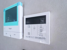 【神奈川県/川崎市多摩区生田】川崎市多摩区生田5丁目　中古戸建 室内：TVモニター付きインターホン
給湯操作パネル