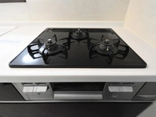 【神奈川県/川崎市麻生区向原】川崎市麻生区向原2丁目中古戸建 キッチン：三口コンロ