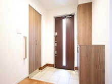 【神奈川県/川崎市麻生区多摩美】川崎市麻生区多摩美1丁目　中古戸建 玄関：シューズインクローゼット付き