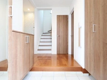 【神奈川県/川崎市麻生区多摩美】川崎市麻生区多摩美1丁目　中古戸建 玄関：シューズインクローゼット付き